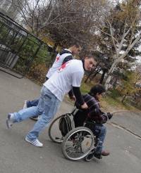 В помощ на хора с увреждани�